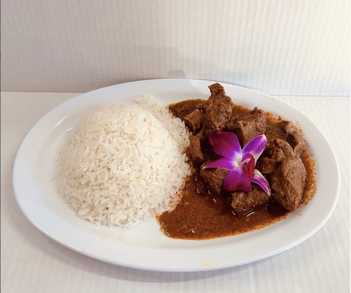 Carne guisada — stewed beef served with white rice