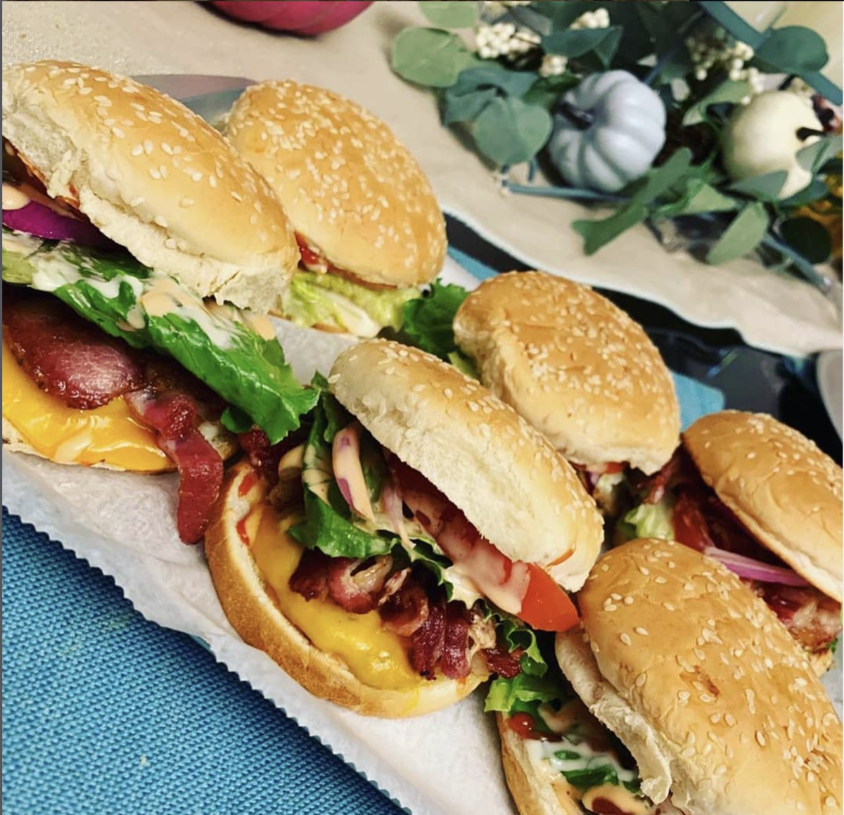 Chimi-style burgers with bacon, lettuce, cheese and pink sauce